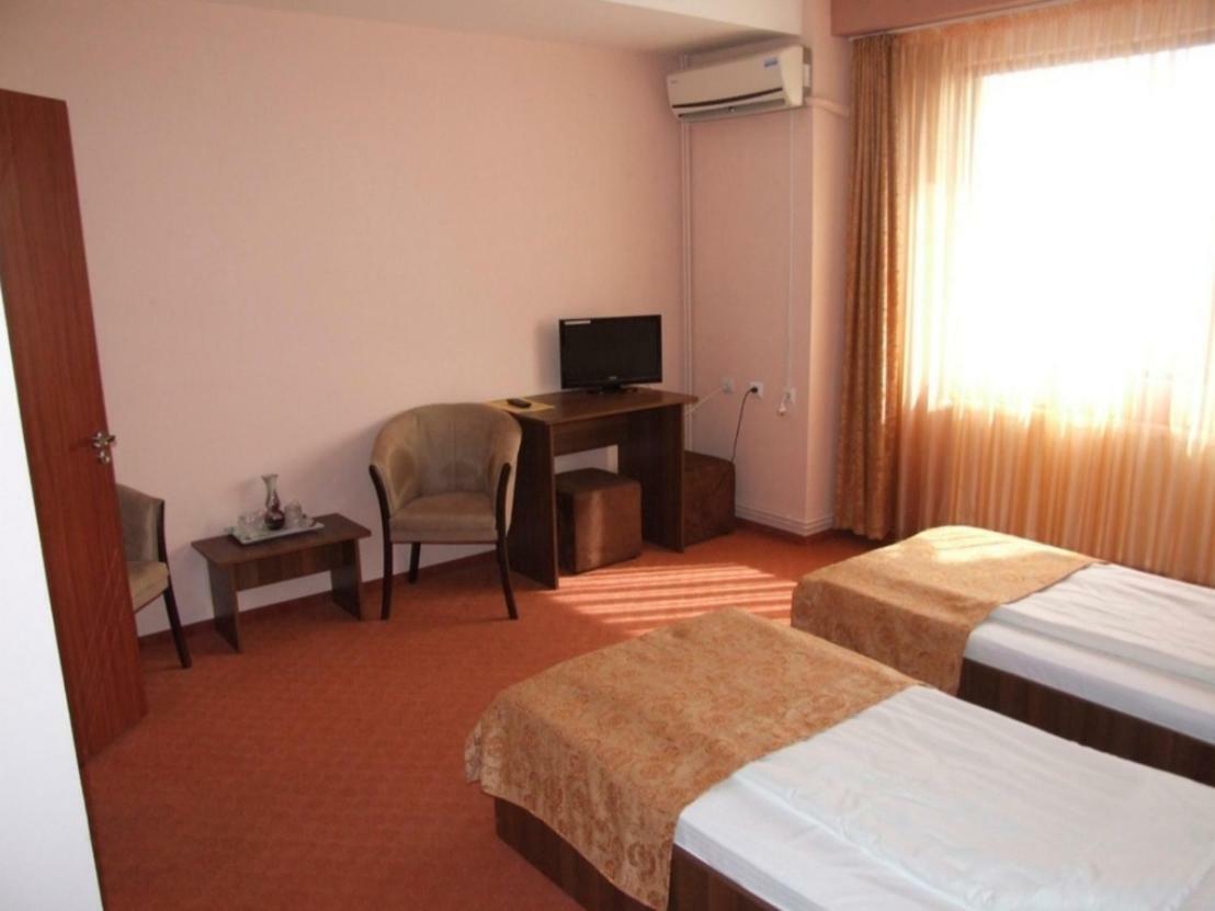 Hotel Plaisir Ploieşti Exterior foto